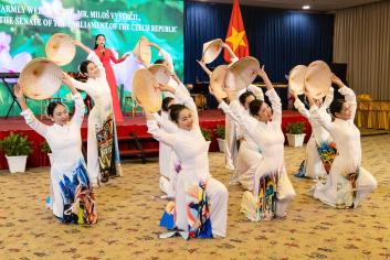 NHÀ HÁT CA MÚA NHẠC DÂN TỘC BÔNG SEN BIỂU DIỄN PHỤC VỤ BUỔI HỘI KIẾN CHỦ TỊCH THƯỢNG VIỆN CỘNG HOÀ CZECH